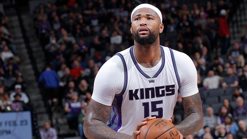 DeMarcus Cousins terlihat fokus saat akan memasuk bola ke net.
